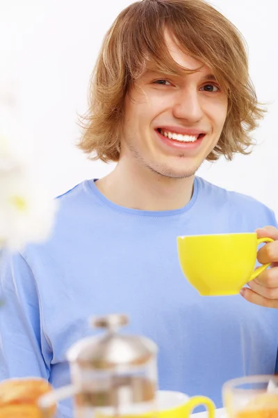 Junger glücklicher Mann trinkt Tee — Stockfoto