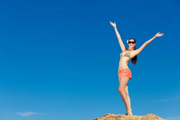 Retrato de mujer joven en bikini en la playa — Foto de Stock