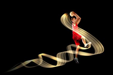 Topu olan bir basketbolcu