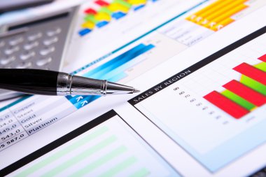 finansal kağıtları masaya