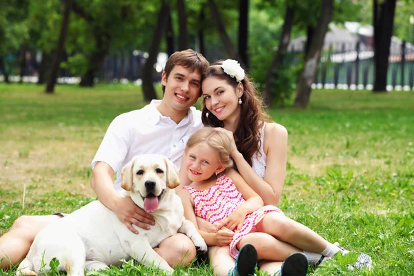 Família feliz se divertindo ao ar livre — Fotografia de Stock