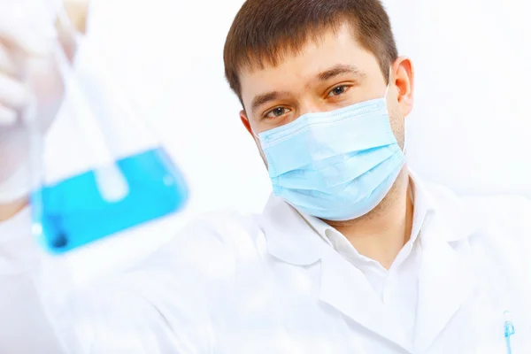 Jonge mannelijke wetenschapper werkzaam in laboratorium — Stockfoto