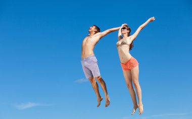 mutlu genç çiftin birlikte sahilde