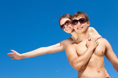 mutlu genç çiftin birlikte sahilde