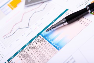 finansal kağıtları masaya