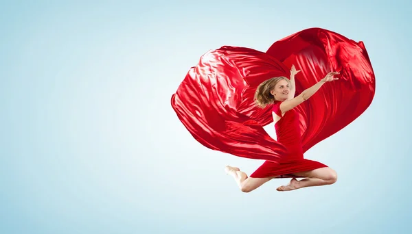 Jonge vrouw met vliegende stof dansen — Stockfoto