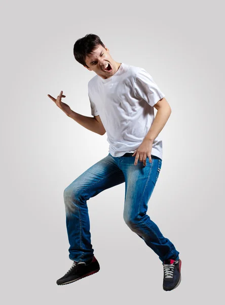 Mladý muž tanec a skákání — Stock fotografie