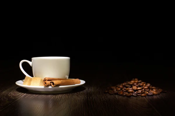 Grãos de café e xícara branca — Fotografia de Stock