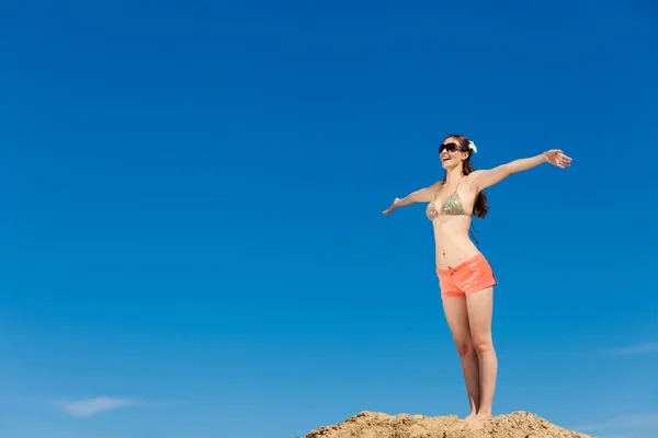 Retrato de mujer joven en bikini en la playa — Foto de Stock