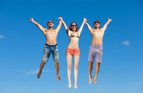 Gruppo di amici che si divertono sulla spiaggia estiva — Foto Stock