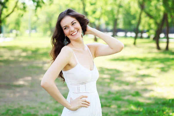 Jeune femme en plein air — Photo