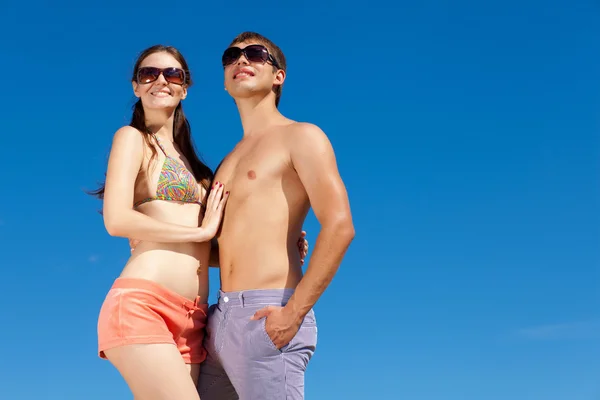 Joyeux jeune couple ensemble sur la plage — Photo