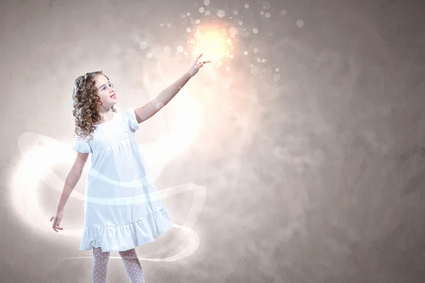 Criança com luz mágica — Fotografia de Stock