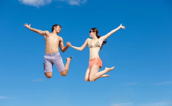 Joyeux jeune couple ensemble sur la plage — Photo