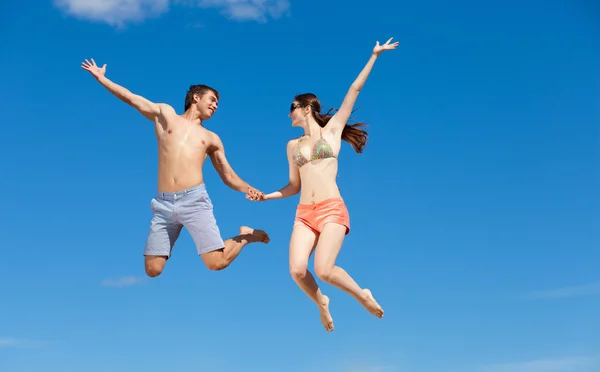 Gelukkige jonge paar samen op het strand — Stockfoto