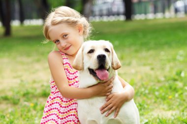 köpeği ile küçük kız