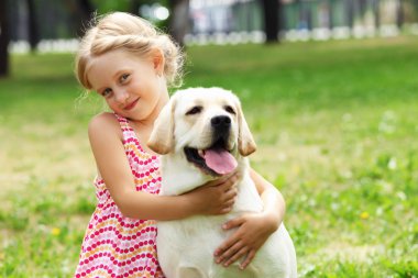 köpeği ile küçük kız