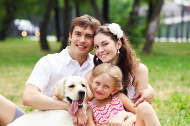Mutlu aile dışarıda eğleniyor.