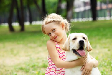 köpeği ile küçük kız
