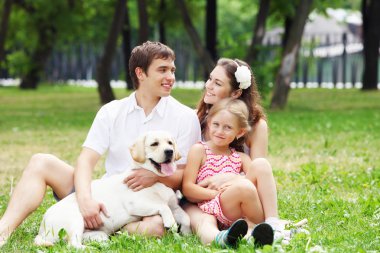 Mutlu aile dışarıda eğleniyor.
