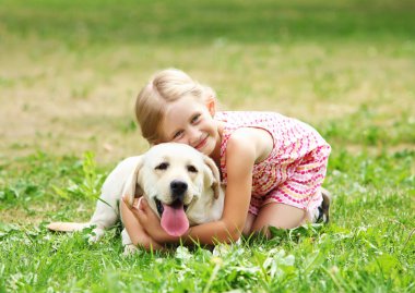 köpeği ile küçük kız