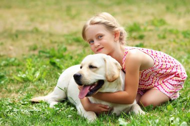 köpeği ile küçük kız