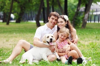 Mutlu aile dışarıda eğleniyor.