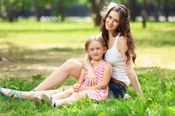 Matka i córka w parku — Zdjęcie stockowe