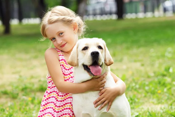 Meisje met haar hond — Stockfoto