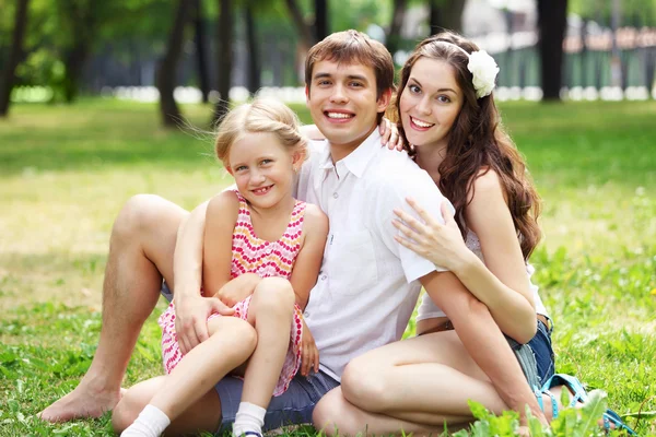 Mutlu aile dışarıda eğleniyor. — Stok fotoğraf