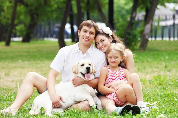 Familia feliz divirtiéndose al aire libre — Foto de Stock