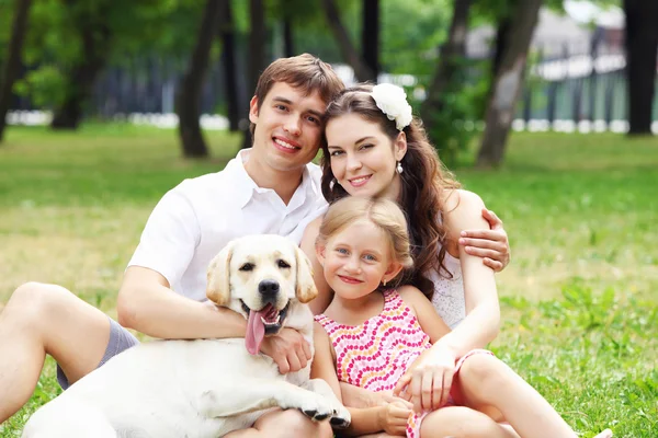 Šťastná rodina se baví venku — Stock fotografie