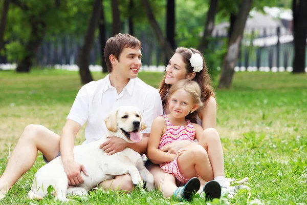 Familia feliz divirtiéndose al aire libre — Foto de Stock