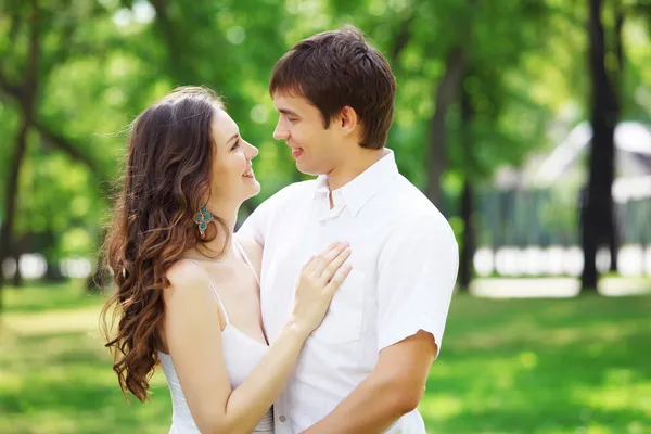 Joven amor Pareja sonriendo bajo el cielo azul —  Fotos de Stock