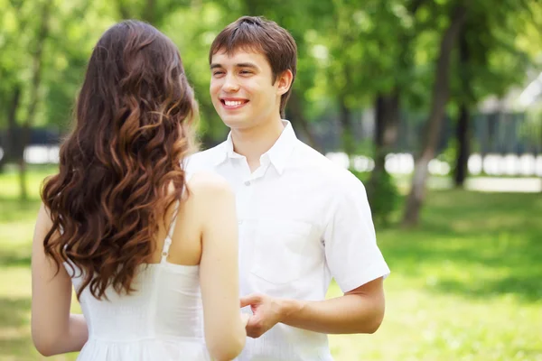 Joven amor Pareja sonriendo bajo el cielo azul — Foto de Stock