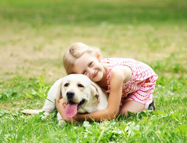 Köpeği ile küçük kız — Stok fotoğraf
