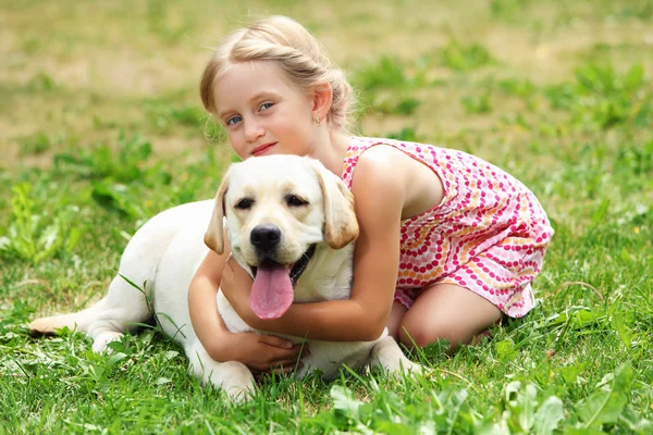 Bambina con il suo cane — Foto Stock