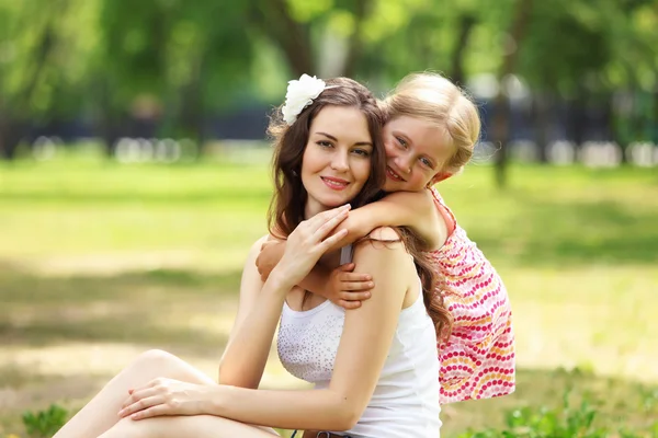 Mother and daughter in the park — Stock Photo, Image