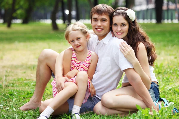 Gelukkig familie hebben plezier buiten — Stockfoto