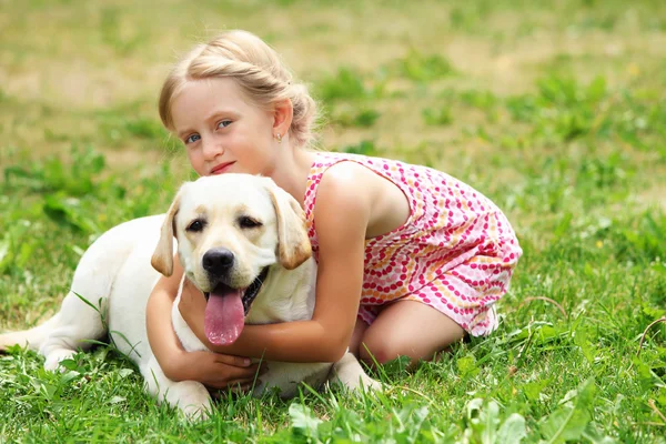 Маленькая девочка со своей собакой — стоковое фото