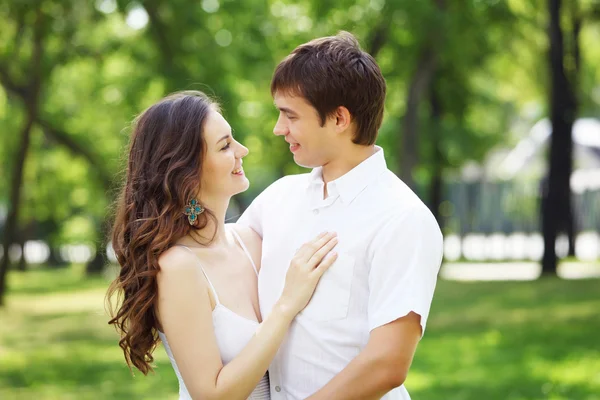 Jeune amour Couple souriant sous le ciel bleu — Photo