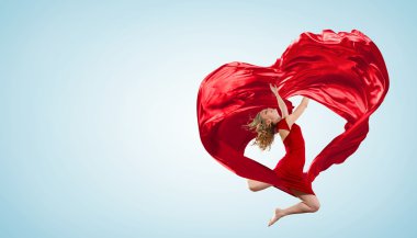 kumaş uçan ile dans eden genç bir kadın