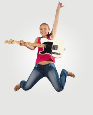 elektro gitar çalmaya ve atlama genç kadın