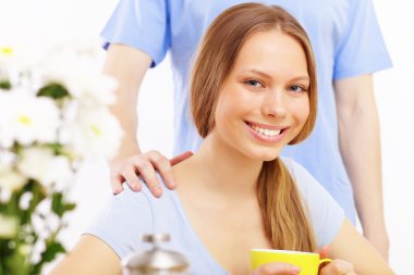 Güzel genç bayan çay içiyor.