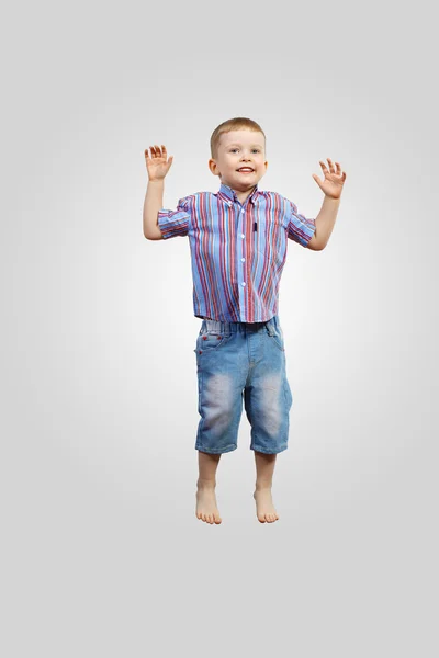 Glückliches Kind springen — Stockfoto