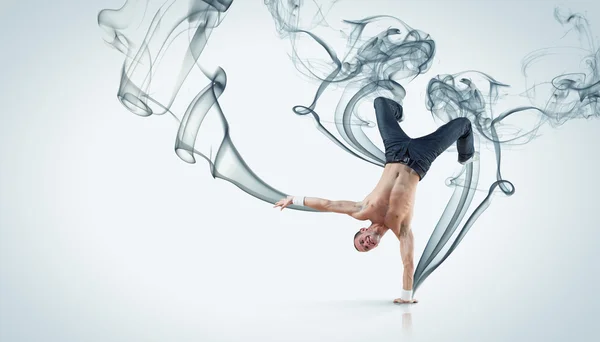 Ballerino in posa in stile moderno — Foto Stock