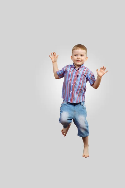 Miúdo feliz saltando — Fotografia de Stock