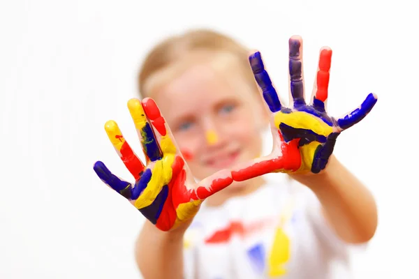 Glückliches Kind mit Farbe auf den Händen — Stockfoto