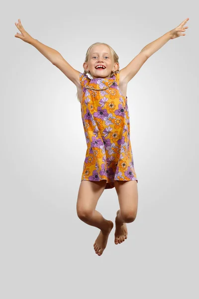 점프 하는 행복 한 아이 — 스톡 사진