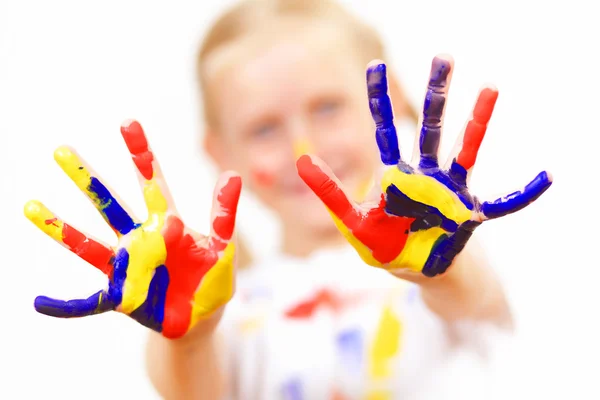 Enfant heureux avec de la peinture sur les mains — Photo